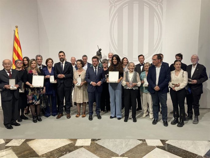 Archivo - Los galardonados de la edición 2023 de los galardones junto al presidente de la Generalitat, Pere Aragons, y el conseller de Empresa y Trabajo, Roger Torrent.