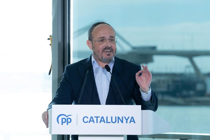 El presidente del PP de Cataluña y candidato a las elecciones catalanas, Alejandro Fernández, interviene durante un acto de la Junta Directiva Autonómica del PP de Catalunya, en el Hotel Grand Marina, a 27 de marzo de 2024, en Barcelona, Catalunya (España
