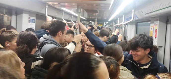 Imagen de un tren del metro de Sevilla repleto de viajeros