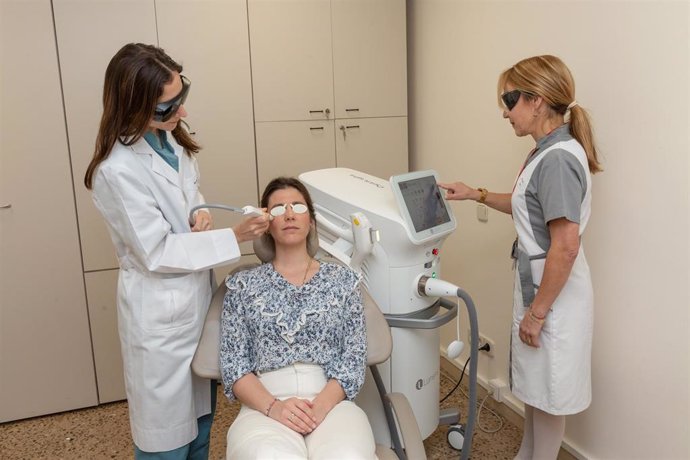 La Clínica Universidad de Navarra destaca la eficacia de la luz pulsada intensa para tratar los ojos secos