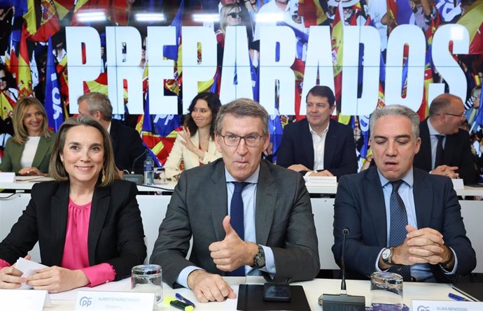 (I-D) En primera fila, la secretaria general del PP, Cuca Gamarra; el líder del PP, Alberto Núñez Feijóo; y el vicesecretario de Política Autonómica del PP, Elías Bendodo; durante la reunión de la Junta Directiva Nacional del PP, en la sede del PP en la c