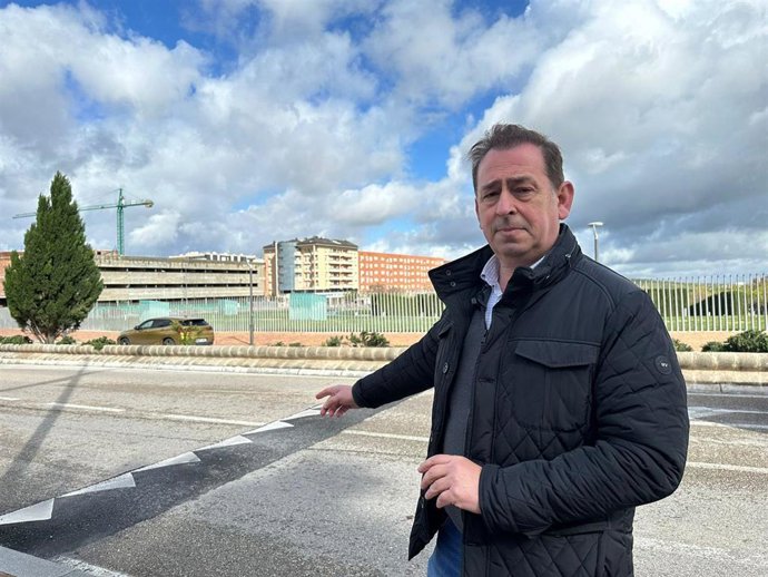 Padorno señalando una de las bandas sonoras