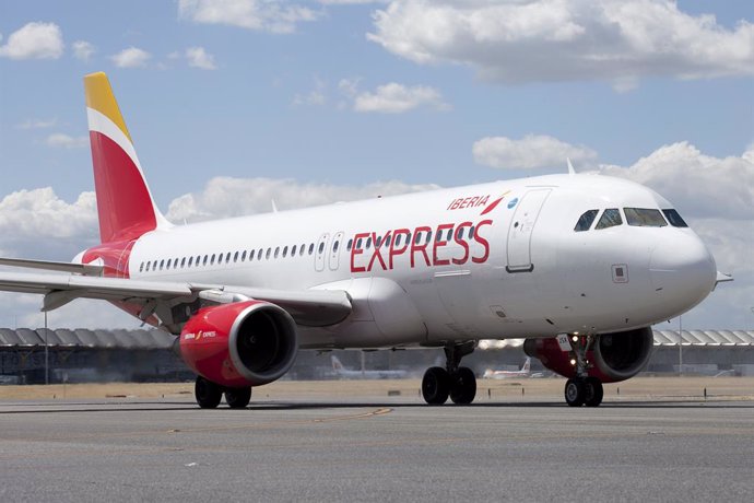 Archivo - Avión de Iberia Express