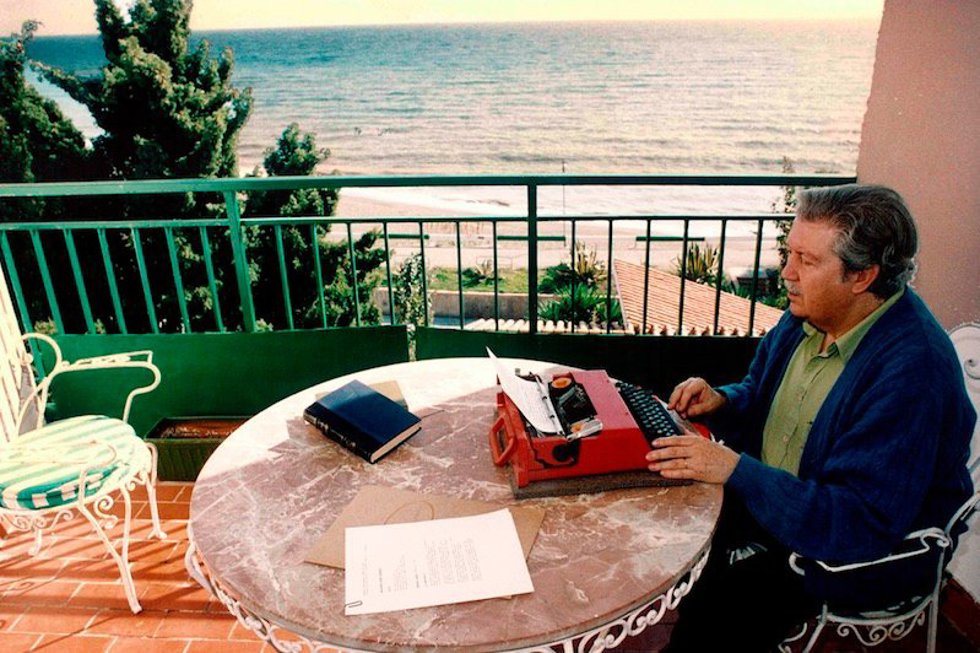 El poeta y periodista Manuel Alcántara, en una imagen de archivo.