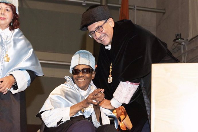 Archivo - El rector de la UMU, José Luján, junto a Maryse Condé tras ser investiga doctora honoris causa