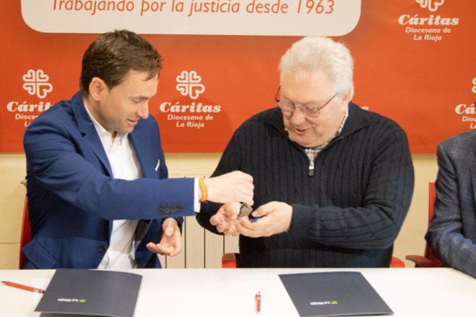 El consejero de Política Local, Infraestructuras y Lucha contra la Despoblación, Daniel Osés, entrega las llaves al director de Cáritas Diocesana de La Rioja, José Andrés Pérez