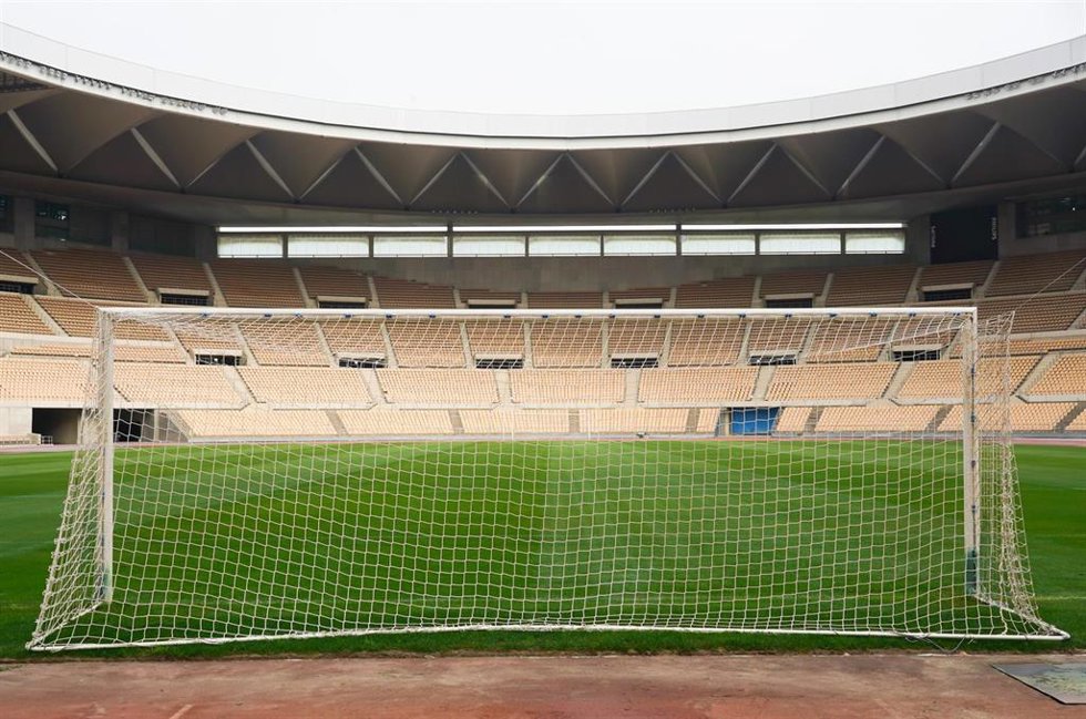 Archivo - Portería del Estadio de la Cartuja en Sevilla.