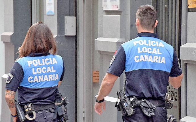 Una pareja de agentes de la Policía Local de Santa Cruz de Tenerife patrulla por la calle Castillo