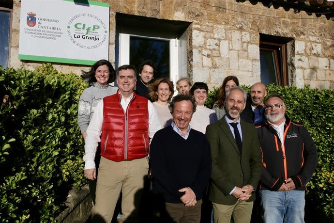 El consejero de Educación y FP, Sergio Silva, y el de Desarrollo Rural y Ganadería, Pablo Palencia, inauguran una actividad formativa sobre la vaca pasiega rojiza en el centro La Granja de Heras