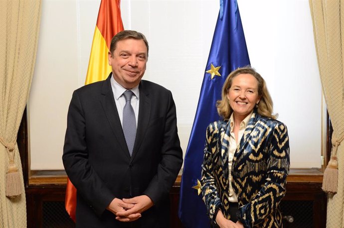 El ministro de Agricultura, Pesca y Alimentación, Luis Planas, y la presidenta del BEI, Nadia Calviño
