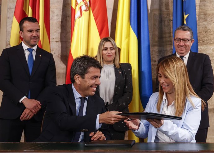 El president de la Generalitat, Carlos Mazón, i la presidenta de la Federació Valenciana de Municipis i Províncies, Rocío Cortés, durant la presentació del pla d'habitatge 'Viu Comunitat Valenciana'