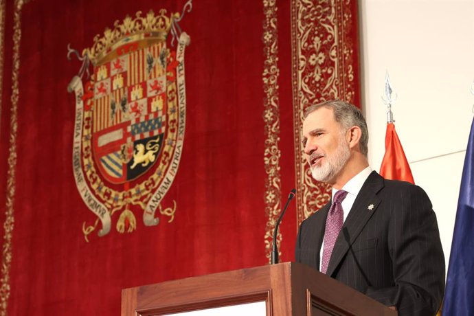 El Rey Felipe VI interviene durante la ceremonia de entrega de despachos a la LXXV promoción de la Carrera Diplomática en la Escuela Diplomática en Madrid