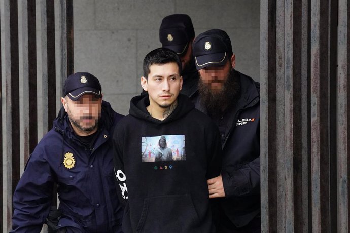 El detenido por el crimen por violencia de género en Palmeira, junto a agentes de Policía Nacional a su salida del Juzgado.