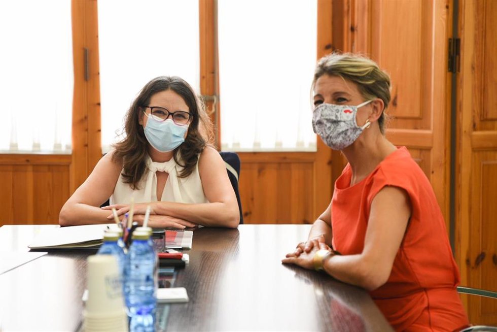 Archivo - La vicepresidenta y consellera de Igualdad y Políticas Inclusivas, Mónica Oltra (i) y la vicepresidenta segunda del Gobierno y ministra de Trabajo y Economía Social, Yolanda Díaz (d), durante una reunión, en la sede de la Vicepresidencia, en e