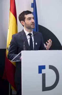 El ministro de Derechos Sociales y Agenda 2030, Pablo Bustinduy, interviene durante la visita al Centro Español de Autismo, a 2 de abril de 2024, en Madrid (España).