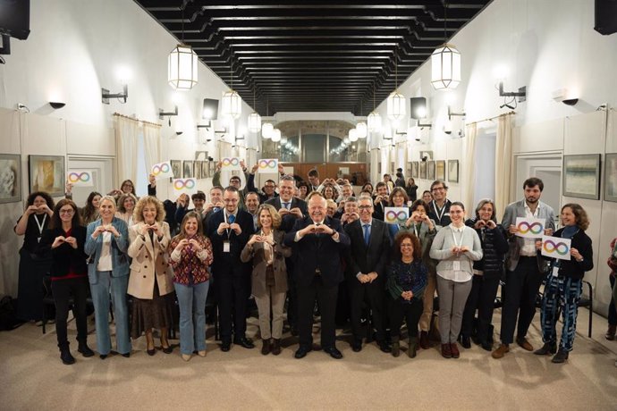 El presidente del Parlamento de Andalucía, Jesús Aguirre, en el centro de la imagen tomada en el acto celebrado en la Cámara autonómica con motivo del Día del Autismo.