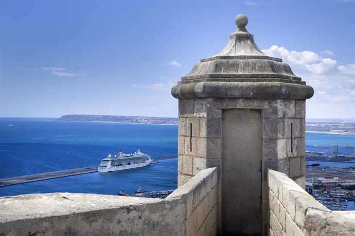 Archivo - Imagen de archivo de un crucero en Alicante.