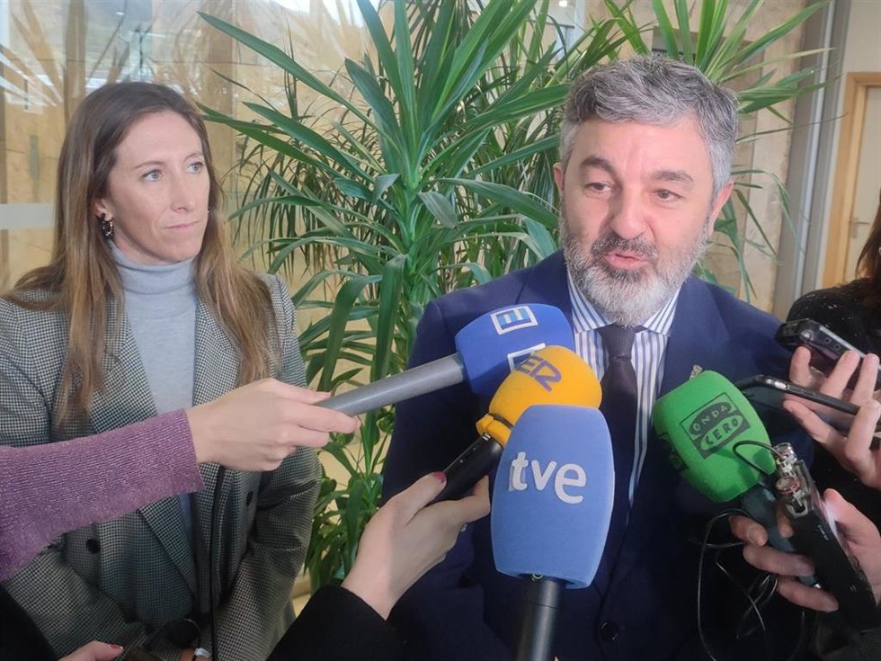 La vicealcaldesa de Gijón, Ángela Pumariega, y el consejero de Fomento, Cooperación Local y Prevención de Incendios, Alejandro Calvo, atienden a los medios antes de la junta de accionistas de la Zalia