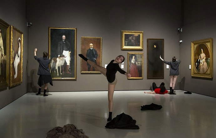 Alumnos del Institut del Teatre bailando en el Museu Nacional d'Art de Catalunya (MNAC)