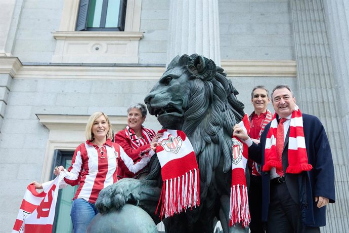 El portavoz del EAJ-PNV, Aitor Esteban (d), junto a miembros de su partido con bufandas y banderas del Athletic Club, frente al Congreso de los Diputados, a 2 de abril de 2024, en Madrid (España).
