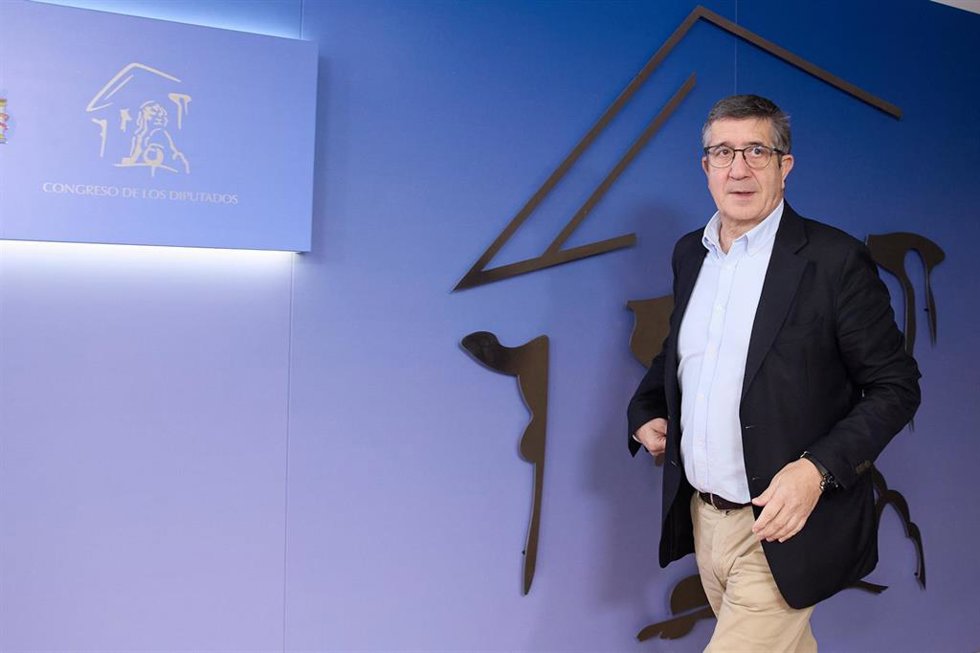El portavoz del PSOE en el Congreso, Patxi López, llega a una rueda de prensa anterior a la reunión de la Junta de Portavoces, a 2 de abril de 2024, en Madrid (España).