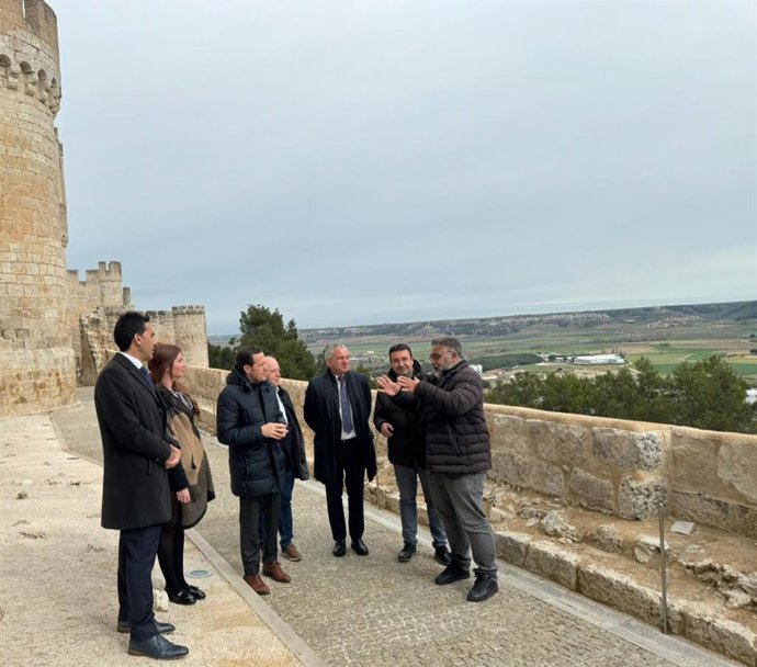 El delegado del Gobierno en CyL, Nicanor Sen; el presidente de la Diputación, Conrado Íscar, y el alcalde de Peñafiel, Roberto Díez, junto a otros diputados provinciales en su visita al Castillo de Peñafiel.