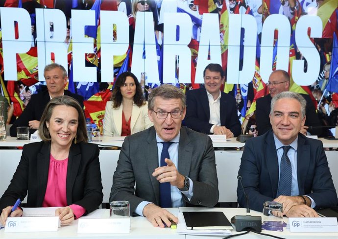 (I-D) En primera fila, la secretaria general del PP, Cuca Gamarra; el líder del PP, Alberto Núñez Feijóo; y el vicesecretario de Política Autonómica del PP, Elías Bendodo; y en segunda fila, el presidente de la Xunta de Galicia, Alfonso Rueda; la presid