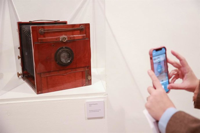 Archivo - El presidente de la Diputacion, Javier Fernández, y el rector de la Universidad de Sevilla, Miguel Ángel Castro, inauguran la exposición 'Tras la senda de los Lumiére. Sevilla en color' en la Casa de la Provincia. A 23 de febrero de 2024, en S