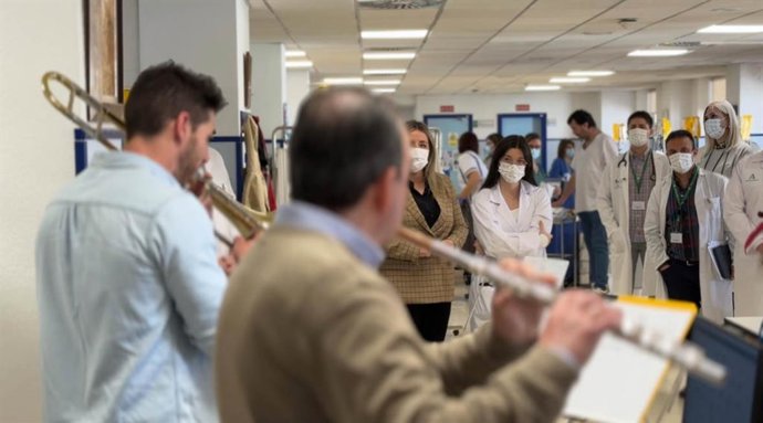 Sesión de música en directo en la sala de tratamientos oncológicos