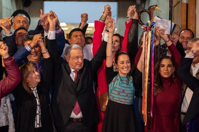 Archivo - El presidente de México, Andrés Manuel López Obrador, entrega el bastón de mando a Claudia Sheinbaum