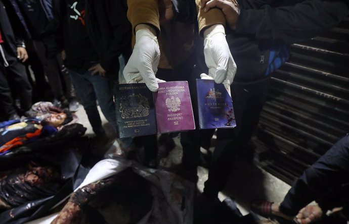 Pasaportes de algunos de los trabajadorees de la ONG World Central Kitchen asesinados por Israel en un ataque aéreo en la Franja de Gaza.