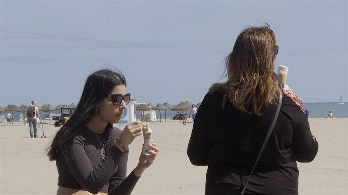 Turistas en la playa de València.