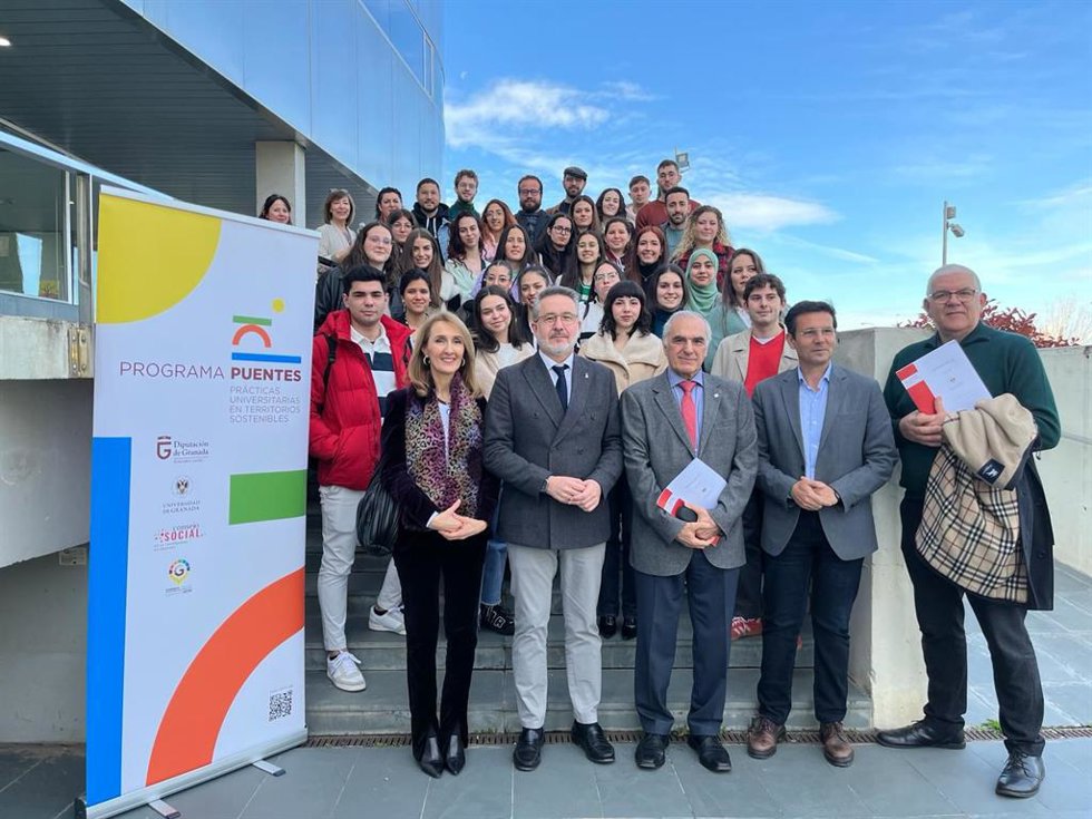 Una treintena de universitarios inician una nueva edición del programa 'Puentes' de Diputación
