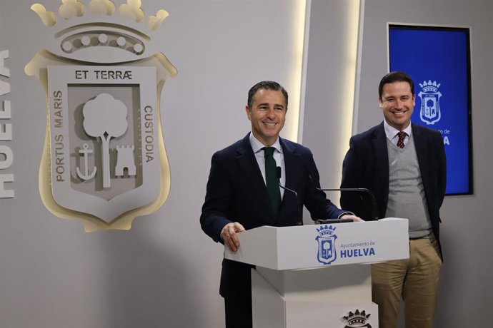 El primer teniente alcalde de Urbanismo y Medioambiente en el Ayuntamiento de Huelva, Felipe Arias, acompañado del concejal de Cultura y Patrimonio Arqueológico, Nacho Molina, en rueda de prensa.