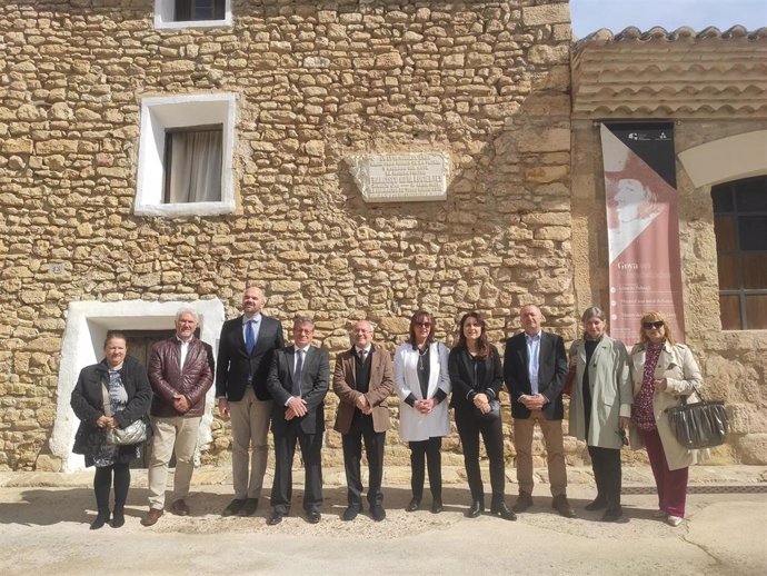 Representantes de la Diputación Provincial de Zaragoza, la Embajada de Francia en Madrid, la Casa de Velázquez y el Ayuntamiento de Fuendetodos.