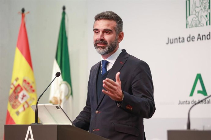 El consejero de Sostenibilidad, Medio Ambiente y Economía Azul y portavoz del Gobierno, Ramón Fernández-Pacheco, comparece en la rueda de prensa posterior al Consejo de Gobierno. A 2 de abril de 2024, en Sevilla (Andalucía, España). El Consejo de Gobierno