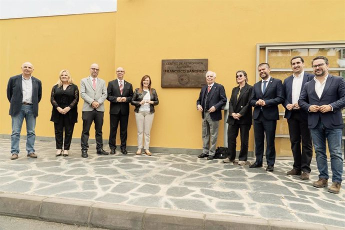 Momento del descubrimiento de la placa del Centro de Astrofísica en La Palma Francisco Sánchez, con el director fundador del IAC y autoridades