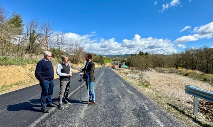 El presidente de la DPH, Isaac Claver; el diputado delegado de obras, Álvaro Bescós; y el alcalde de Graus, José Antonio Lagüens, han visitado los trabajos de mejora de la HU-V-9331 que unen la A-139 y las obras de la variante de Torreobato