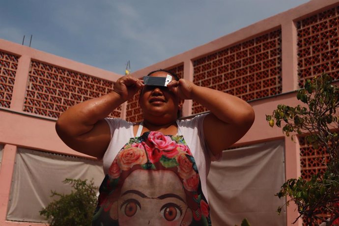 Archivo - 14 October 2023, Mexico, Nezahualcoyotl: A person observes an annular Solar eclipse in Mexico. 