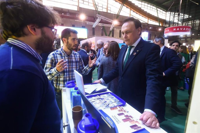 El consejero de Universidad, Investigación e Innovación, José Carlos Gómez Villamandos, inaugura el stand de la Junta de Andalucía en el Foro Transfiere 2024.  