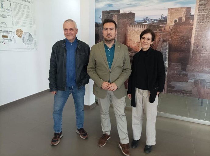 El delegado de Cultura y Turismo, Christopher Rivas, acompañado de los responsables de la entidad colaboradora del programa municipal EndirectoFT.