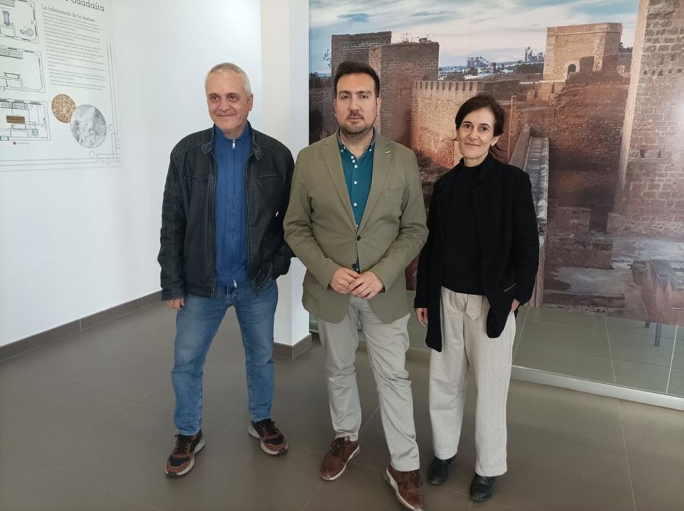 El delegado de Cultura y Turismo, Christopher Rivas, acompañado de los responsables de la entidad colaboradora del programa municipal EndirectoFT.