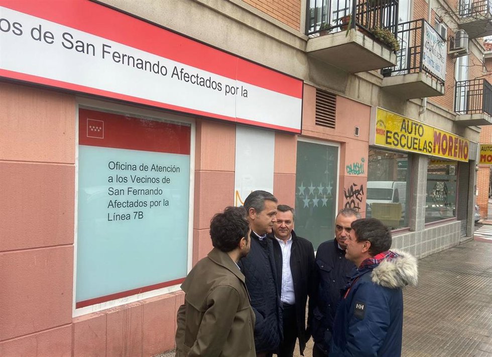 Archivo - El consejero de Vivienda, Transportes e Infraestructuras de la Comunidad de Madrid, Jorge Rodrigo, junto al alcalde de San Fernando de Henares, Javier Corpa, y afectados de la línea 7B de Metro