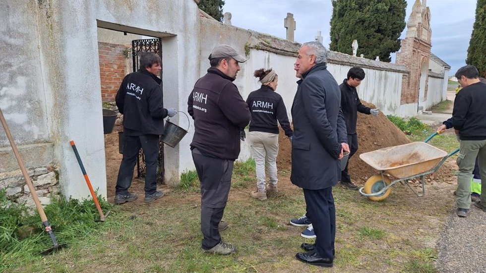 Sen durante su visita a los trabajos de exhumación en una fosa del cementerio de Mojados.