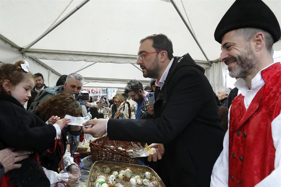 El presidente del Principado de Asturias, Adrián Barbón, y el alcalde de Siero, Ángel García, durante su visita a los puestos instalados con motivo de la Fiesta de los Güevos Pintos.