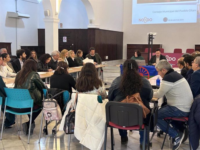 Reunión del Consejo Municipal del Pueblo Gitano en el Hogar Virgen de los Reyes.