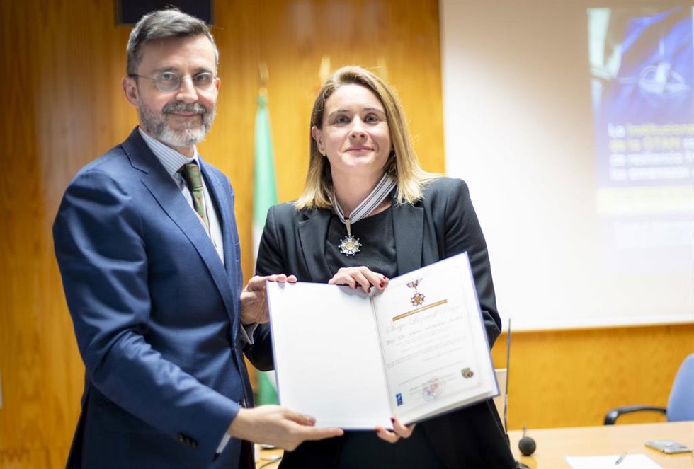La profesora de Derecho Internacional Público de la UPO Gloria Fernández Arribas recoge la distinción de la OTAN.