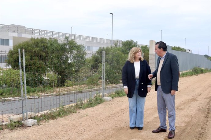 El presidente del Partido Popular de Huelva y parlamentario andaluz, Manuel Andrés González, y la secretaria general del PP onubense, Berta Centeno.