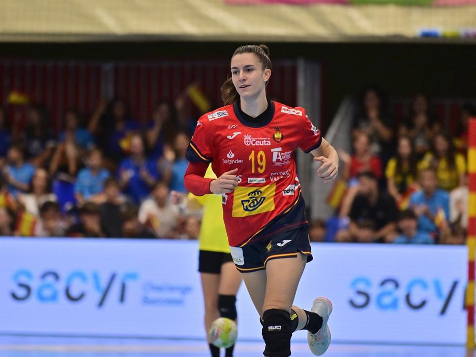 Archivo - La jugadora de la selección española de balonmano Ester Somaza durante un partido