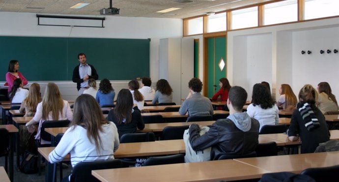 Archivo - Alumnos en una clase.